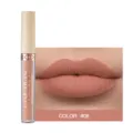 Détail de rouge à lèvres liquide mat montrant une texture veloutée et nuance #08. - 08#