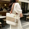 Vue détaillée d'un sac cabas tissé élégant avec anses marron et nœud en dentelle en extérieur. - Avec Nœud en Dentelle / Patchwork Beige et Kaki