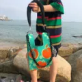 Λεπτομερής όψη πλεκτής τσάντας tote με σχέδιο πορτοκαλιού και μαύρο λουρί αλυσίδας. - Κυανό Με Μαύρο Λουράκι Σετ