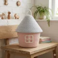 Gros plan détaillé du joli panier de rangement en corde de coton en forme de maison rose et grise. - Couvercle Gris Base Rose Pâle