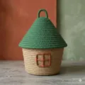Gros plan détaillé du panier de rangement mignon en corde de coton avec couvercle vert. - Couvercle Vert Foncé Base Kaki