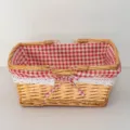 Handgemachter Weiden-Picnickorb mit rot-weißem Karofutter und Spitzenborte für Aufbewahrung. - Natürliches Rotes Karo-Klein