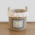 Seegras geflochtener Blumenkorb mit weißer Rüsche und kariertem Schleifendekor für Zimmerpflanzen. - Schwarze Schleife Stoffaufnäher + Spitzenbesatz / Stil B Groß (Kaliber 35*30)