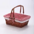 Handgewebter Weiden-Picknickkorb mit rotem Karostoff-Futter und schöner Spitzenborte für Obst. - Braunes Rotes Karo-Klein