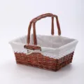 Handgemachter Weiden-Picknickkorb mit Leinenfutter und Spitzenbesatz für den täglichen Gebrauch. - Braunes Einfarbiges Leinen-Klein