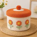 Süßer Baumwollseil Aufbewahrungskorb mit Deckel und Blumenstickerei für Tischdekoration. - 22*15 / Beige Basis & Orangener Deckel - Orangene Sonnenblume