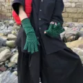 Green and black checkerboard knit gloves, cozy medium long winter wool touchscreen gloves. - Checkerboard Style (R206S) / 35x9cm / Green