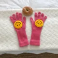 Jolis gants tricotés rose pour femmes avec un adorable visage souriant jaune pour hiver. - Rose rouge