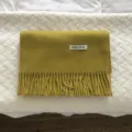 Vista detallada de bufanda de lana amarilla lisa con flecos accesorio cálido de invierno - Amarillo Mostaza