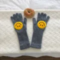 Graue Strick-Winterhandschuhe mit süßen gelben Smiley-Aufnähern und warmem Design. - Grau