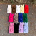 Plüsch Hasenohr Handytasche Detail zeigt weiche flauschige Textur und bunte Farboptionen. - Weiß