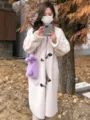 Gros plan d'un sac bandoulière pour téléphone en peluche lapin violet, doux et duveteux. - Mauve Clair