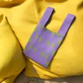 Modische gestrickte Damentasche in Lila und Grün, schicke geometrische Freizeittasche Shopper. - Handtasche Stil / Lila