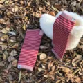 Detalle de guantes de invierno a rayas de punto acogedores, tela de lana suave, estilo cálido. - 27x11cm-W212 / Rojo