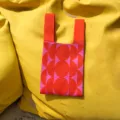 Gestrickte Tragetasche mit lebhaftem geometrischem Muster, modische Damen Handtasche Detail. - Handtasche Stil / Orangerot
