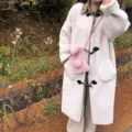 Détail sac bandoulière lapin en peluche d'hiver et manteau polaire, style mignon et chaleureux. - Rose