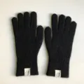 Vista dettagliata di guanti invernali neri lavorati a maglia con etichetta di marca. - 10x24cm / Nero