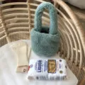 Joli sac seau en peluche douce bleu clair, detail de sac a main hivernal pour femme. - Menthe