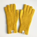 Gelbe Strickwollhandschuhe Detailaufnahme, warme Winterhandschuhe mit Bündchenetikett. - 10x24cm / Gelb