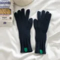 Detalle de guantes de punto azul oscuro, accesorio de lana cálida de invierno de color sólido dividido. - Azul marino