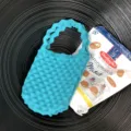 Lichtblauwe bubbel gebreide mini tas, gedetailleerd textuuroverzicht in trendy dagelijkse stijl. - Meerblauw