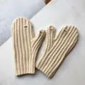 Beige Strickhandschuhe mit Klappe, Touchscreen-freundliche Winterfäustlinge für kalte Tage. - W411 / Elfenbein