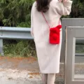 Rote Plüsch Hase Handy Tasche Detail, weiche flauschige Umhängetasche, süßes Winter Accessoire. - Rot