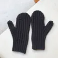 Zwarte gebreide wanten detailweergave, comfortabele geribbelde warme winterhandschoenen. - W411 / Zwart