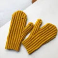 Nahaufnahme der senfgelben Stricktextur, Winter Touchscreen konvertierbare Fäustlinge Detail. - W411 / Kurkuma