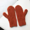 Gebreide converteerbare vingerloze handschoenen detailopname roestoranje winter warme mode. - W411 / Karamel