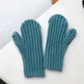 Gebreide touchscreen omslaghandschoenen in blauwgroen, warme wanten voor de winter in detail. - W411 / Meerblauw
