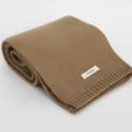 Khakifarbener Strickschal aus 100% Wolle im Detail, weiches und warmes Winteraccessoire. - Camel / 154x20cm
