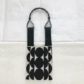Sac bandoulière en tricot noir et blanc avec motif géométrique chic et lanière confortable. - Style épaule / Noir