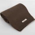 Detailansicht eines dicken braunen 100% Wolle Strickschals, weich und warm für Winter. - Dunkelbraun / 154x20cm