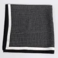 Primer plano del pañuelo de seda a cuadros blancos y negros, textura delicada y bordes limpios. - Negro