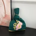 Sac à poignet noué en tricot vert avec un joli motif de fleur rose et de beaux carreaux. - Style Classique Poignée Noeud / Vert Foncé