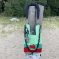 Vue détaillée du sac porté épaule tricoté à la main présentant un design tissé rouge et vert. - Ensemble Sangle Originale / Cyan
