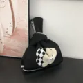 Vue rapprochée du sac noué en tricot noir avec un joli motif d'ours à carreaux et texture. - Style Classique Poignée Noeud / Noir