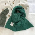 Donkergroene grof gebreide winterscarf detail, dikke en warme accessoire platliggende opstelling. - Groen