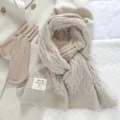 Beige dikke kabelgebreide wintersjaal detail, zachte warme textuur halswarmers voor dames. - Khaki