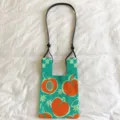 Cute knitted shoulder bag with peach pattern, green wool crossbody tote bag for women and girls. - Shoulder Strap Model / Verdant