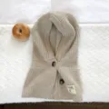 Beige Strick Balaclava Mütze Schal Detailansicht, kuschelige warme Wintermütze mit Knöpfen. - Einteilige Balaclava / Dunkelkhaki