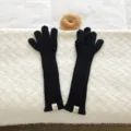 Lange zwarte gebreide handschoenen voor dames, gezellige warme armwarmers productdetail. - Lange Handschoenen / Zwart