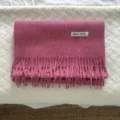 Bufanda lisa rosa de lana con flecos para mujer, accesorio cálido y elegante de invierno. - Ciruela pálido