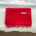 Bufanda de flecos de lana roja lisa con etiqueta 100% lana, accesorio de invierno cálido y acogedor. - Rojo
