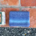 Detalle de bufanda de invierno tejida en degradado, mezcla de lana suave y abrigada. - 174X28CM / Azul