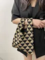 Borsa shopper geometrica in maglia con elegante motivo a triangoli nero e kaki per uso quotidiano. - Kaki