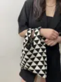 Borsa a mano geometrica da donna in maglia, elegante shopper nero e bianco dal design chic. - Nero
