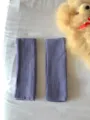 Lila Strick-Armstulpen im Detail, fingerloses langes Design, weiches Winter-Accessoire. - Lila