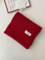 Rotes Strickschal Detail mit weicher Wolle Textur und handgemachtem Modelabel auf Tisch. - 170x22cm / Rot
